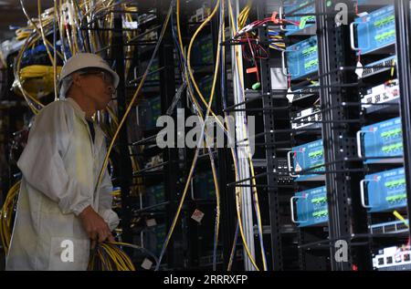 230615 -- JIANGMEN, le 15 juin 2023 -- Un membre du personnel travaille sur le site de construction de l'observatoire souterrain des neutrinos à Jiangmen, dans la province du Guangdong, dans le sud de la Chine, le 15 juin 2023. Un observatoire de neutrinos est en construction à 700 mètres sous terre à Jiangmen. La construction de son détecteur central devrait être achevée d'ici 2024. L'un des principaux objectifs de cet observatoire est de déterminer la hiérarchie de masse des neutrinos. EyesonSciCHINA-GUANGDONG-JIANGMEN-UNDERGROUND NEUTRINO OBSERVATORY CN DengxHua PUBLICATIONxNOTxINxCHN Banque D'Images