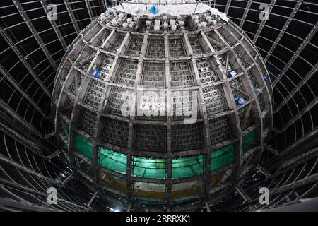 230615 -- JIANGMEN, le 15 juin 2023 -- cette photo prise le 15 juin 2023 montre le chantier de construction de l'observatoire souterrain des neutrinos à Jiangmen, dans la province du Guangdong, dans le sud de la Chine. Un observatoire de neutrinos est en construction à 700 mètres sous terre à Jiangmen. La construction de son détecteur central devrait être achevée d'ici 2024. L'un des principaux objectifs de cet observatoire est de déterminer la hiérarchie de masse des neutrinos. EyesonSciCHINA-GUANGDONG-JIANGMEN-UNDERGROUND NEUTRINO OBSERVATORY CN DengxHua PUBLICATIONxNOTxINxCHN Banque D'Images