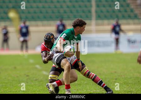 NYAYO, KENYA - JUILLET 30 : Kenya Under 20 'Chipu' Davies Spencer est attaqué par le Zimbabwe Dion Khumalo lors du World Rugby Under 20 Trophy à Nyayo Nationa Banque D'Images