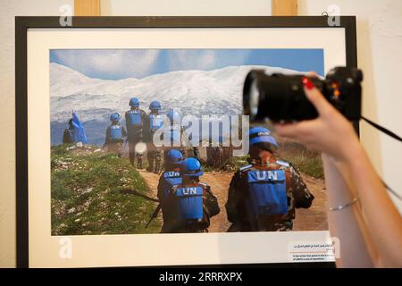 230616 -- BEYROUTH, le 16 juin 2023 -- Une femme prend une photo lors d'une exposition de photos de la Force intérimaire des Nations Unies au Liban FINUL à Beyrouth, au Liban, le 16 juin 2023. À l'occasion du 75e anniversaire des opérations de maintien de la paix de l'ONU, l'exposition de photos de la FINUL a débuté vendredi. LIBAN-BEYROUTH-FINUL-ONU-ANNIVERSAIRE DU MAINTIEN DE LA PAIX-EXPOSITION DE PHOTOS BILALXJAWICH PUBLICATIONXNOTXINXCHN Banque D'Images