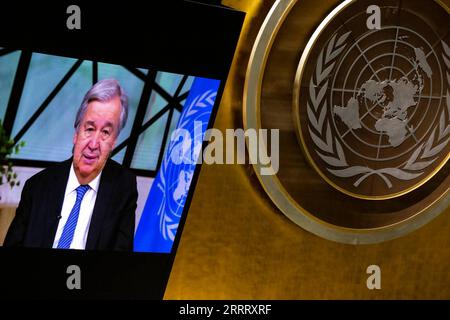 230616 -- NATIONS UNIES, le 16 juin 2023 -- le Secrétaire général de l'ONU Antonio Guterres à l'écran prend la parole lors d'un événement de haut niveau pour célébrer la Journée mondiale de la lutte contre la désertification et la sécheresse à travers un clip vidéo préenregistré au siège de l'ONU à New York, le 16 juin 2023. Guterres a appelé vendredi à l'égalité des droits fonciers pour les femmes à l'occasion de la Journée mondiale de la lutte contre la désertification et la sécheresse. /Document via Xinhua un-GUTERRES-JOURNÉE MONDIALE DE LUTTE CONTRE LA DÉSERTIFICATION ET LA SÉCHERESSE ManuelxElias/UNxPhoto PUBLICATIONxNOTxINxCHN Banque D'Images