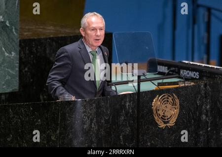 230616 -- NATIONS UNIES, le 16 juin 2023 -- le président de l'Assemblée générale des Nations Unies, Csaba Korosi, prend la parole lors d'un événement de haut niveau à l'occasion de la Journée mondiale de la lutte contre la désertification et la sécheresse au siège de l'ONU à New York, le 16 juin 2023. Korosi a souligné vendredi le rôle des femmes dans la gestion des terres, qui contribue au développement durable. /Document via Xinhua ASSEMBLÉE GÉNÉRALE des Nations Unies-PRÉSIDENT-JOURNÉE MONDIALE DE LUTTE CONTRE LA DÉSERTIFICATION ET LA SÉCHERESSE ManuelxElias/UNxPhoto PUBLICATIONxNOTxINxCHN Banque D'Images