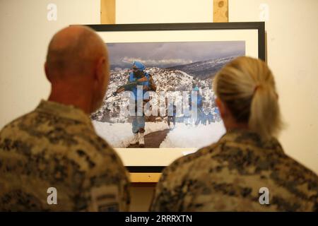 230616 -- BEYROUTH, le 16 juin 2023 -- des soldats de la paix regardent une photo lors d'une exposition de photos de la Force intérimaire des Nations Unies au Liban FINUL à Beyrouth, au Liban, le 16 juin 2023. À l'occasion du 75e anniversaire des opérations de maintien de la paix de l'ONU, l'exposition de photos de la FINUL a débuté vendredi. LIBAN-BEYROUTH-FINUL-ONU-ANNIVERSAIRE DU MAINTIEN DE LA PAIX-EXPOSITION DE PHOTOS BILALXJAWICH PUBLICATIONXNOTXINXCHN Banque D'Images