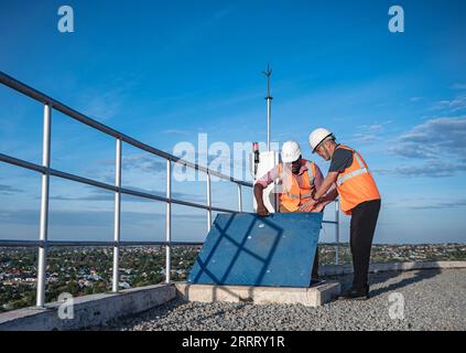 230617 -- MWANZA, le 17 juin 2023 -- cette photo prise le 12 juin 2023 montre Kelvin L et Ning Yunfeng inspectant un réservoir à Buswelu, dans la région de Mwanza, en Tanzanie. La région de Mwanza est située au nord-ouest de la Tanzanie, bordant les rives sud du lac Victoria, le plus grand lac d'eau douce d'Afrique et le deuxième plus grand du monde. Malheureusement, en raison d'infrastructures inadéquates, les résidents vivant le long du lac ont dû faire face à des problèmes de pénurie d'eau. Kelvin Josephat Kituruka, originaire de Mwanza, a rejoint la China civil Engineering Construction Corporation CCECC en tant qu’ingénieur qualité Banque D'Images