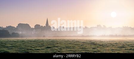 Samedi 9 septembre 2023. Malmesbury, Wiltshire, Angleterre - avec les températures élevées dans le Wiltshire qui vont se briser au cours du week-end, après une nuit humide, le soleil brûle à travers la brume matinale qui dérive à travers les champs surplombant la ville de Malmesbury à flanc de colline. Crédit : Terry Mathews/Alamy Live News Banque D'Images