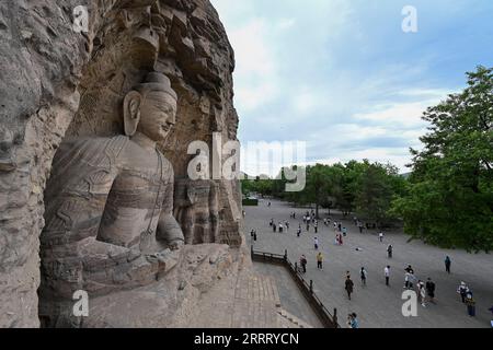 230618 -- DATONG, le 18 juin 2023 -- visite des grottes de Yungang à Datong, dans la province du Shanxi du nord de la Chine, le 7 juin 2023. Datong, avec une histoire de plus de 2 000 ans, est l'une des anciennes capitales de la Chine. Au cours des dernières années, Datong a développé son tourisme en combinant un riche patrimoine culturel et des attractions bien connues. La ville historique brille d'une nouvelle vitalité. CHINA-SHANXI-DATONG-CULTURE CN YangxChenguang PUBLICATIONxNOTxINxCHN Banque D'Images