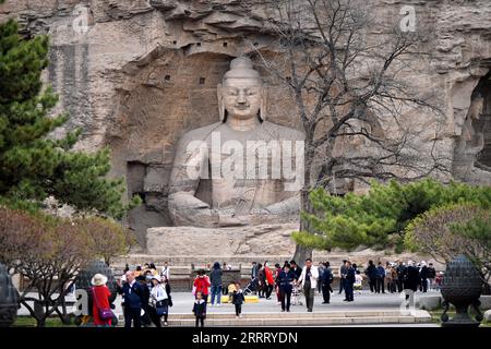 230618 -- DATONG, le 18 juin 2023 -- visite des grottes de Yungang à Datong, dans la province du Shanxi du nord de la Chine, le 9 mai 2021. Datong, avec une histoire de plus de 2 000 ans, est l'une des anciennes capitales de la Chine. Au cours des dernières années, Datong a développé son tourisme en combinant un riche patrimoine culturel et des attractions bien connues. La ville historique brille d'une nouvelle vitalité. CHINA-SHANXI-DATONG-CULTURE CN ZhanxYan PUBLICATIONxNOTxINxCHN Banque D'Images