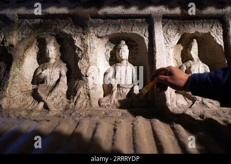 230618 -- DATONG, le 18 juin 2023 -- Un technicien de l'Institut de recherche sur les grottes de Yungang entretient un morceau de reliques aux grottes de Yungang à Datong, dans la province du Shanxi du nord de la Chine, le 7 mai 2021. Datong, avec une histoire de plus de 2 000 ans, est l'une des anciennes capitales de la Chine. Au cours des dernières années, Datong a développé son tourisme en combinant un riche patrimoine culturel et des attractions bien connues. La ville historique brille d'une nouvelle vitalité. CHINA-SHANXI-DATONG-CULTURE CN ZhanxYan PUBLICATIONxNOTxINxCHN Banque D'Images