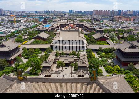 230618 -- DATONG, 18 juin 2023 -- cette photo aérienne prise le 8 juin 2023 montre une vue de l'ancienne ville de Datong à Datong, dans la province du Shanxi du nord de la Chine. Datong, avec une histoire de plus de 2 000 ans, est l'une des anciennes capitales de la Chine. Au cours des dernières années, Datong a développé son tourisme en combinant un riche patrimoine culturel et des attractions bien connues. La ville historique brille d'une nouvelle vitalité. CHINA-SHANXI-DATONG-CULTURE CN YangxChenguang PUBLICATIONxNOTxINxCHN Banque D'Images