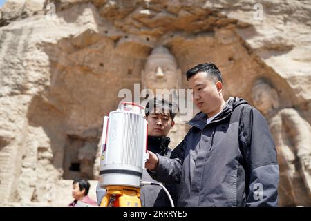 230618 -- DATONG, 18 juin 2023 -- des techniciens de l'Institut de recherche sur les grottes de Yungang collectent des données dans les grottes de Yungang à Datong, dans la province du Shanxi du nord de la Chine, le 8 mai 2021. Datong, avec une histoire de plus de 2 000 ans, est l'une des anciennes capitales de la Chine. Au cours des dernières années, Datong a développé son tourisme en combinant un riche patrimoine culturel et des attractions bien connues. La ville historique brille d'une nouvelle vitalité. CHINA-SHANXI-DATONG-CULTURE CN ZhanxYan PUBLICATIONxNOTxINxCHN Banque D'Images