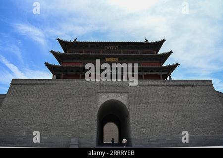 230618 -- DATONG, le 18 juin 2023 -- les gens visitent la ville antique de Datong à Datong, dans la province du Shanxi du nord de la Chine, le 8 juin 2023. Datong, avec une histoire de plus de 2 000 ans, est l'une des anciennes capitales de la Chine. Au cours des dernières années, Datong a développé son tourisme en combinant un riche patrimoine culturel et des attractions bien connues. La ville historique brille d'une nouvelle vitalité. CHINA-SHANXI-DATONG-CULTURE CN YangxChenguang PUBLICATIONxNOTxINxCHN Banque D'Images
