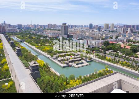 230618 -- DATONG, le 18 juin 2023 -- cette photo aérienne prise le 8 juin 2023 montre une vue de la zone urbaine de Datong, dans la province du Shanxi du nord de la Chine. Datong, avec une histoire de plus de 2 000 ans, est l'une des anciennes capitales de la Chine. Au cours des dernières années, Datong a développé son tourisme en combinant un riche patrimoine culturel et des attractions bien connues. La ville historique brille d'une nouvelle vitalité. CHINA-SHANXI-DATONG-CULTURE CN YangxChenguang PUBLICATIONxNOTxINxCHN Banque D'Images