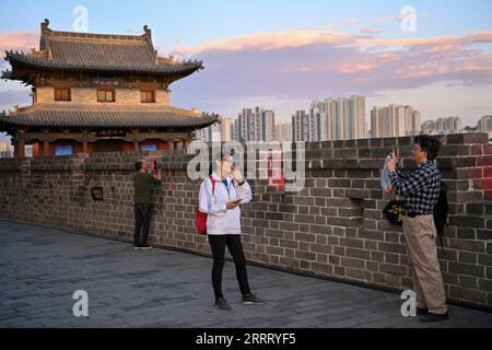 230618 -- DATONG, le 18 juin 2023 -- les visiteurs prennent des photos de l'ancienne muraille de la ville de Datong, dans la province du Shanxi du nord de la Chine, le 8 juin 2023. Datong, avec une histoire de plus de 2 000 ans, est l'une des anciennes capitales de la Chine. Au cours des dernières années, Datong a développé son tourisme en combinant un riche patrimoine culturel et des attractions bien connues. La ville historique brille d'une nouvelle vitalité. CHINA-SHANXI-DATONG-CULTURE CN YangxChenguang PUBLICATIONxNOTxINxCHN Banque D'Images