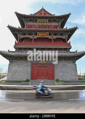230618 -- DATONG, 18 juin 2023 -- cette photo prise le 8 juin 2023 montre une vue de l'ancienne ville de Datong à Datong, dans la province du Shanxi du nord de la Chine. Datong, avec une histoire de plus de 2 000 ans, est l'une des anciennes capitales de la Chine. Au cours des dernières années, Datong a développé son tourisme en combinant un riche patrimoine culturel et des attractions bien connues. La ville historique brille d'une nouvelle vitalité. CHINA-SHANXI-DATONG-CULTURE CN YangxChenguang PUBLICATIONxNOTxINxCHN Banque D'Images