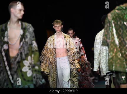 230618 -- MILAN, le 18 juin 2023 -- des mannequins présentent des créations pour Etro lors de la Fashion week Printemps/été 2024 à Milan, Italie, le 18 juin 2023. ITALIE-MILAN-HOMMES S FASHION WEEK-ETRO JINXMAMENGNI PUBLICATIONXNOTXINXCHN Banque D'Images