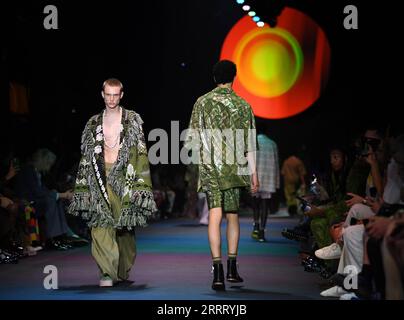 230618 -- MILAN, le 18 juin 2023 -- des mannequins présentent des créations pour Etro lors de la Fashion week Printemps/été 2024 à Milan, Italie, le 18 juin 2023. ITALIE-MILAN-HOMMES S FASHION WEEK-ETRO JINXMAMENGNI PUBLICATIONXNOTXINXCHN Banque D'Images