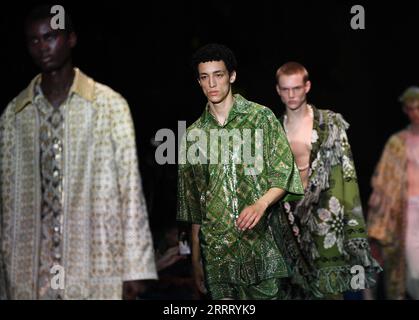 230618 -- MILAN, le 18 juin 2023 -- des mannequins présentent des créations pour Etro lors de la Fashion week Printemps/été 2024 à Milan, Italie, le 18 juin 2023. ITALIE-MILAN-HOMMES S FASHION WEEK-ETRO JINXMAMENGNI PUBLICATIONXNOTXINXCHN Banque D'Images