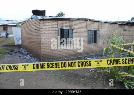 Bilder des Jahres 2023, nouvelles juin 06 nouvelles Themen der Woche KW24 nouvelles Bilder des Tages 230619 -- KASESE, 19 juin 2023 -- cette photo prise le 18 juin 2023 montre un robinet bouchant le dortoir des étudiants brûlés à l'intérieur de l'école secondaire Lhubiriha, à Mpondwe, Ouganda. Le calme est revenu dans la ville de Mpondwe, dans le district sud-ouest de l Ouganda de Kasese, où les rebelles ADF des Forces démocratiques alliées ont tué 41 personnes, la plupart d entre elles des étudiants, a déclaré dimanche un responsable du gouvernement. Photo de /Xinhua UGANDA-KASESE-ADF-ATTACK-AFTERMATH HajarahxNalwadda PUBLICATIONxNOTxINxCHN Banque D'Images