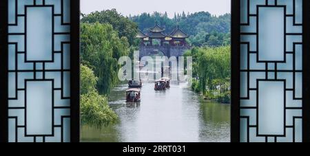 230619 -- YANGZHOU, le 19 juin 2023 -- les gens font une excursion en bateau au site pittoresque du lac Slender West à Yangzhou, dans la province du Jiangsu de l est de la Chine, le 15 juin 2023. Le Grand Canal de Chine, vaste voie navigable reliant les parties nord et sud de la Chine, a été inscrit au patrimoine mondial de l UNESCO en 2014. Yangzhou, une ville pittoresque à travers laquelle passe le Grand Canal, a été connue pour ses attractions au bord du canal comme le lac Slender West et la région pittoresque du canal Sanwan. Ces dernières années, la ville s’est consacrée à la protection de son patrimoine historique et culturel, en conservant les caractéristiques distinctives de l’ancienne remorque Banque D'Images