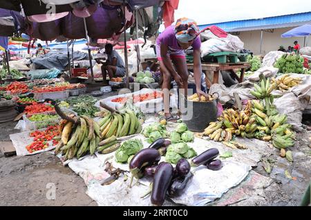 230620 -- MALABO, le 20 juin 2023 -- cette photo prise le 18 juin 2023 montre un marché à Malabo, capitale de la Guinée équatoriale. Malabo, situé sur l'île de Bioko, est un port maritime important de la Guinée équatoriale. GUINÉE ÉQUATORIALE-MALABO-VIEW DongxJianghui PUBLICATIONxNOTxINxCHN Banque D'Images