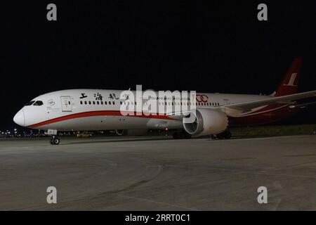 230620 -- BUDAPEST, le 20 juin 2023 -- cette photo prise le 19 juin 2023 montre un Boeing B787-9 Dreamliner de Shanghai Airlines arrivant à l'aéroport international Liszt Ferenc de Budapest, en Hongrie. Un Boeing B787-9 Dreamliner de Shanghai Airlines, filiale de China Eastern Airlines, a été chaleureusement accueilli lundi soir à l aéroport international Liszt Ferenc de Budapest, capitale de la Hongrie. China Eastern Airlines a commencé un service de vol direct entre la ville de Ningbo dans l est de la Chine et Budapest. POUR ALLER AVEC Nouveau vol direct lancé entre la Chine Ningbo et Budapest photo par /Xinhua HUNGARY-BU Banque D'Images