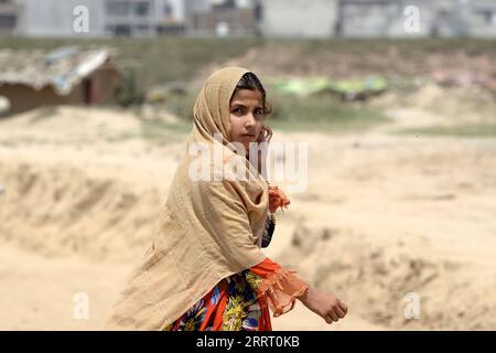 230620 -- ISLAMABAD, le 20 juin 2023 -- Une jeune fille est vue dans un camp de réfugiés à Islamabad, au Pakistan, le 20 juin 2023. Le Président pakistanais Arif Alvi a déclaré que son pays continuait d accueillir l une des plus importantes populations de réfugiés au monde, témoignant de la détermination et de l engagement indéfectibles du Pakistan en faveur du bien-être et du rapatriement librement consenti des réfugiés. Dans son message à l'occasion de la Journée mondiale des réfugiés, qui a été célébrée mardi, Alvi a déclaré que, ce jour-là, nous nous souvenons des immenses contributions du gouvernement et du peuple pakistanais pour accueillir des millions de réfugiés afghans Banque D'Images