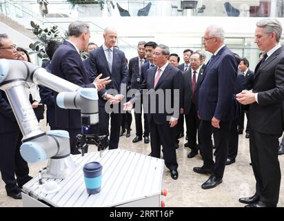 230621 -- MUNICH, le 21 juin 2023 -- le premier ministre chinois Li Qiang visite le siège de Siemens dans l'État de Bavière, en Allemagne. Li a visité l'État de Bavière de juin 20 à juin 21 lors de sa visite officielle en Allemagne. ALLEMAGNE-BAVIÈRE-CHINE-LI QIANG-VISITE DINGXHAITAO PUBLICATIONXNOTXINXCHN Banque D'Images