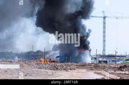 230621 -- OAKVILLE CANADA, le 21 juin 2023 -- des pompiers combattent un incendie sur un chantier de construction résidentielle à Oakville, dans la région du Grand Toronto, Canada, le 21 juin 2023. Un grand incendie s’est déclaré mercredi dans une nouvelle subdivision d’Oakville, détruisant plusieurs nouvelles maisons, selon les médias locaux. Aucun blessé n ' a été signalé. Photo de /Xinhua CANADA-OAKVILLE-FIRE ZouxZheng PUBLICATIONxNOTxINxCHN Banque D'Images