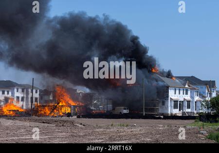 230621 -- OAKVILLE CANADA, le 21 juin 2023 -- Un incendie s'est déclaré sur un chantier de construction résidentielle à Oakville, dans la région du Grand Toronto, Canada, le 21 juin 2023. Un grand incendie s’est déclaré mercredi dans une nouvelle subdivision d’Oakville, détruisant plusieurs nouvelles maisons, selon les médias locaux. Aucun blessé n ' a été signalé. Photo de /Xinhua CANADA-OAKVILLE-FIRE ZouxZheng PUBLICATIONxNOTxINxCHN Banque D'Images