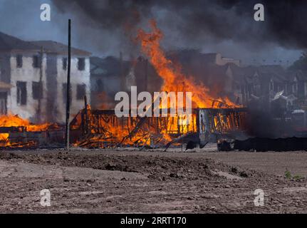 230621 -- OAKVILLE CANADA, le 21 juin 2023 -- Un incendie s'est déclaré sur un chantier de construction résidentielle à Oakville, dans la région du Grand Toronto, Canada, le 21 juin 2023. Un grand incendie s’est déclaré mercredi dans une nouvelle subdivision d’Oakville, détruisant plusieurs nouvelles maisons, selon les médias locaux. Aucun blessé n ' a été signalé. Photo de /Xinhua CANADA-OAKVILLE-FIRE ZouxZheng PUBLICATIONxNOTxINxCHN Banque D'Images