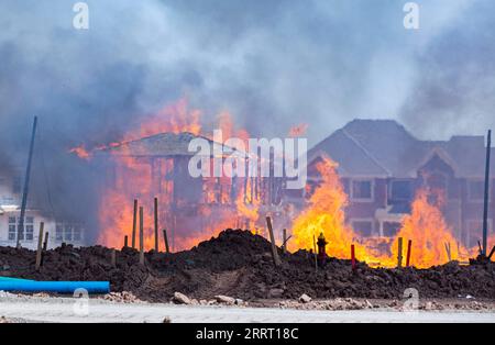 230621 -- OAKVILLE CANADA, le 21 juin 2023 -- Un incendie s'est déclaré sur un chantier de construction résidentielle à Oakville, dans la région du Grand Toronto, Canada, le 21 juin 2023. Un grand incendie s’est déclaré mercredi dans une nouvelle subdivision d’Oakville, détruisant plusieurs nouvelles maisons, selon les médias locaux. Aucun blessé n ' a été signalé. Photo de /Xinhua CANADA-OAKVILLE-FIRE ZouxZheng PUBLICATIONxNOTxINxCHN Banque D'Images