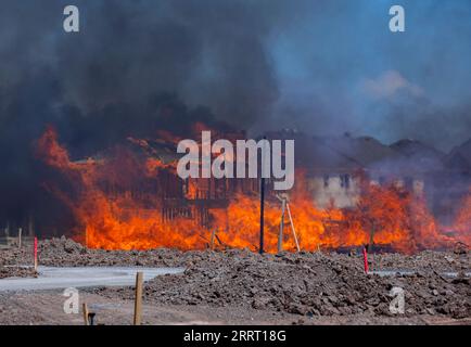 230621 -- OAKVILLE CANADA, le 21 juin 2023 -- Un incendie s'est déclaré sur un chantier de construction résidentielle à Oakville, dans la région du Grand Toronto, Canada, le 21 juin 2023. Un grand incendie s’est déclaré mercredi dans une nouvelle subdivision d’Oakville, détruisant plusieurs nouvelles maisons, selon les médias locaux. Aucun blessé n ' a été signalé. Photo de /Xinhua CANADA-OAKVILLE-FIRE ZouxZheng PUBLICATIONxNOTxINxCHN Banque D'Images