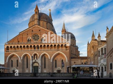 Padoue, Italie - 8 août 2023 ; Une vue de la façade de la belle basilique de Saint Antoine ou (en italien : S. Antonio) à Padoue dans un gros plan Banque D'Images