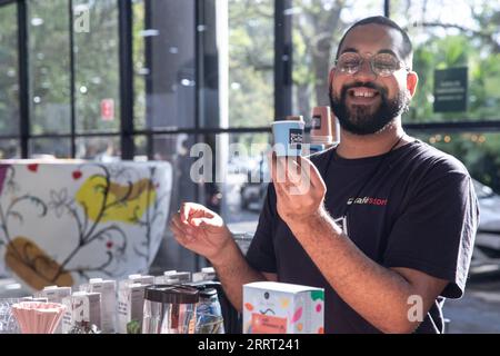 230624 -- SAO PAULO, le 24 juin 2023 -- un membre du personnel présente une tasse de café lors du Festival du café de Sao Paulo, au Brésil, le 23 juin 2023. BRÉSIL-SAO PAULO-FESTIVAL DU CAFÉ WangxTiancong PUBLICATIONxNOTxINxCHN Banque D'Images