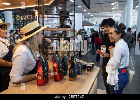 230624 -- SAO PAULO, le 24 juin 2023 -- un membre du personnel présente des produits aux visiteurs lors du Festival du café de Sao Paulo, au Brésil, le 23 juin 2023. BRÉSIL-SAO PAULO-FESTIVAL DU CAFÉ WangxTiancong PUBLICATIONxNOTxINxCHN Banque D'Images