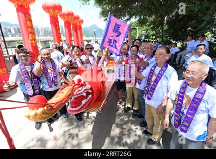 230624 -- FUZHOU, 24 juin 2023 -- les habitants présentent un bateau-dragon nouvellement construit aux habitants de Matsu en cadeau à Lianjiang, dans la province du Fujian du sud-est de la Chine, le 31 mai 2023. Le festival des bateaux-dragons, également connu sous le nom de festival de Duanwu, tombe traditionnellement le cinquième jour du cinquième mois du calendrier lunaire chinois. La compétition de bateaux-dragons, une partie traditionnelle du festival, a gagné en popularité des deux côtés du détroit de Taiwan, suscitant l'excitation à un large éventail de personnes. Située sur la côte sud-est de la Chine, la province du Fujian est idéale pour les sports nautiques avec son large Banque D'Images