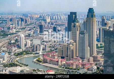 230625 -- TIANJIN, le 25 juin 2023 -- cette vue aérienne prise le 16 juin 2023 montre une vue de la municipalité de Tianjin dans le nord de la Chine. La 14e réunion annuelle des nouveaux champions, également connue sous le nom de Forum de Davos d’été, se tiendra à Tianjin du 27 au 29 juin. Environ 1 500 dirigeants des secteurs public et privé de plus de 90 pays se réuniront pour cet événement de trois jours. CHINE-TIANJIN-VUE AÉRIENNE CN SunxFanyue PUBLICATIONxNOTxINxCHN Banque D'Images