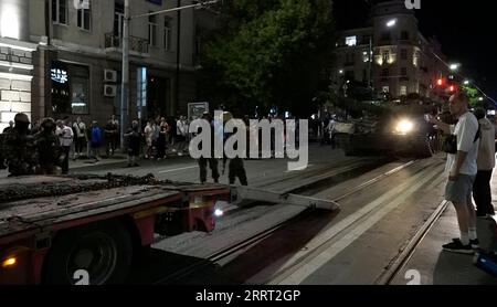 230625 -- ROSTOV-SUR-LE-DON, le 25 juin 2023 -- cette image capturée à partir d'une vidéo montre des véhicules militaires qui se préparent à se retirer de Rostov-sur-le-Don, Russie, le 24 juin 2023. Moscou et Yevgeny Prigozhin, chef du groupe militaire privé Wagner, sont parvenus à un compromis grâce à la médiation du président biélorusse Alexandre Loukachenko samedi dernier, selon les rapports de l'agence de presse RIA Novosti. Prigozhin a accepté la proposition de Loukachenko de stopper l'avancée des troupes Wagner et de désamorcer la situation, selon les rapports. Photo de /Xinhua RUSSIA-WAGNER-PULLOUT VladimirxKonstantinov PUBLICATIONxNOTxIN Banque D'Images