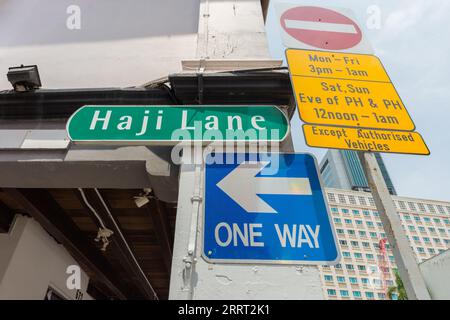 Singapour - août 30,2023 : panneau Haji Lane sur la colonne de la rue. C'est une rue commerçante au cœur du quartier arabe Kampong Glam de Singapour, Banque D'Images