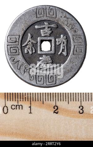 Pièce chinoise antique en cuivre plaqué argent dynastie Qing. Marche arrière. Isolé sur blanc Banque D'Images