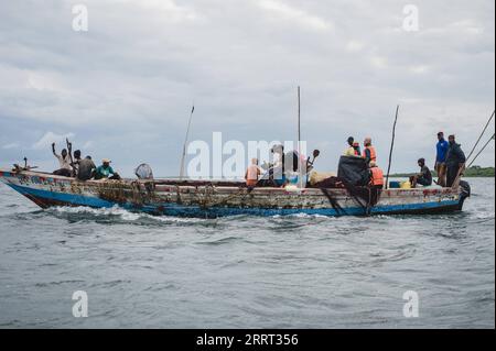 230627 -- NAIROBI, le 27 juin 2023 -- des pêcheurs pêchent à Kwale, au Kenya, le 22 juin 2023. POUR ALLER AVEC Feature : les pêcheurs côtiers kenyans se réjouissent de l'exportation d'anchois vers la Chine KENYA-PÊCHEURS-EXPORT WangxGuansen PUBLICATIONxNOTxINxCHN Banque D'Images