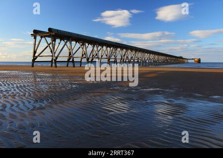 Vue sur une plage et Wooden Pier sur une journée ensoleillée, Hartlepool, Angleterre, Royaume-Uni. Banque D'Images