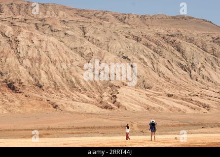 230628 -- URUMQI, le 28 juin 2023 -- des touristes visitent la région pittoresque de la montagne Flaming à Turpan, dans la région autonome ouïgoure du Xinjiang, au nord-ouest de la Chine, le 27 juin 2023. La ville de Turpan a reçu 2,53 millions de visites touristiques entre juin 1 et 28, soit une augmentation de près de 40 % par rapport à la même période en 2022. CHINE-XINJIANG-TURPAN-TOURISME CN WangxFei PUBLICATIONxNOTxINxCHN Banque D'Images