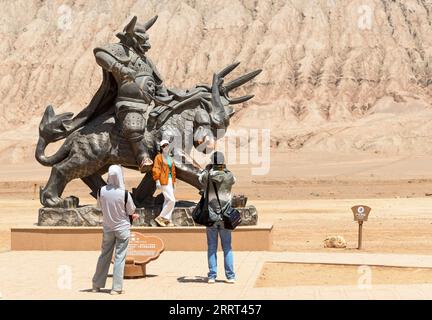 230628 -- URUMQI, le 28 juin 2023 -- des touristes visitent la région pittoresque de la montagne Flaming à Turpan, dans la région autonome ouïgoure du Xinjiang, au nord-ouest de la Chine, le 27 juin 2023. La ville de Turpan a reçu 2,53 millions de visites touristiques entre juin 1 et 28, soit une augmentation de près de 40 % par rapport à la même période en 2022. CHINE-XINJIANG-TURPAN-TOURISME CN WangxFei PUBLICATIONxNOTxINxCHN Banque D'Images