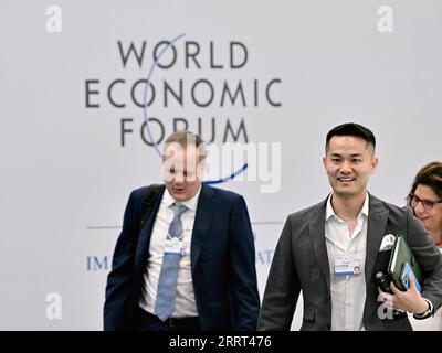 230627 -- TIANJIN, le 27 juin 2023 -- les participants se rendent à pied au lieu de la 14e réunion annuelle des nouveaux champions, aussi connue sous le nom de Davos d'été, dans la municipalité de Tianjin, dans le nord de la Chine, le 27 juin 2023. La 14e réunion annuelle des nouveaux champions s’est ouverte mardi. SUMMER DAVOSCHINA-TIANJIN-SUMMER DAVOS-OUVERTURE CN LIXXIN PUBLICATIONXNOTXINXCHN Banque D'Images