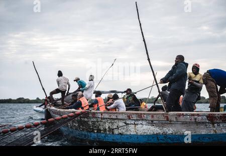 230630 -- KWALE, le 30 juin 2023 -- des pêcheurs pêchent du poisson dans l'est du Kenya, le 22 juin 2023. Le premier lot de produits d'anchois sauvages en provenance du Kenya a fait ses débuts jeudi lors de la troisième édition de l'exposition économique et commerciale Chine-Afrique, marquant une nouvelle étape dans les efforts de la Chine pour promouvoir l'importation de produits alimentaires et agricoles africains de haute qualité, enrichir les choix des consommateurs domestiques et dynamiser les échanges entre la Chine et l’Afrique. Selon les statistiques douanières, les exportations agricoles africaines vers la Chine ont augmenté rapidement au cours des dernières années, et la Chine est maintenant devenue la deuxième plus grande ED Banque D'Images