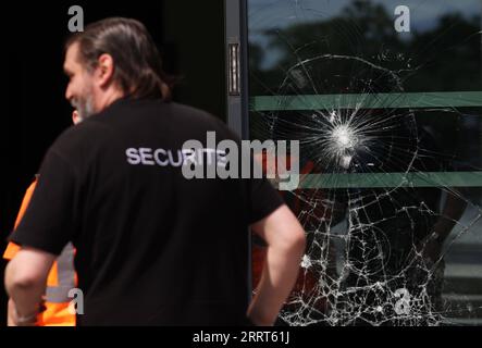 230701 -- NANTERREFRANCE, le 1 juillet 2023 -- Un magasin endommagé est vu à Nanterre, banlieue ouest de Paris, France, le 30 juin 2023. Les violences se sont poursuivies en France dans la nuit de jeudi à vendredi après qu'un policier ait abattu mardi un adolescent de 17 ans à Nanterre, dans la banlieue ouest de Paris, avec 667 arrestations à travers le pays, a annoncé vendredi le ministre français de l'intérieur Gerald Darmanin. FRANCE-NANTERRE-FUSILLADE FATALE D'UNE ADOLESCENTE-MANIFESTATION-VIOLENCE-APRES GAOXJING PUBLICATIONXNOTXINXCHN Banque D'Images