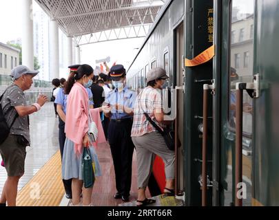 230701 -- SHANGHAI, le 1 juillet 2023 -- les passagers montent à bord du train no. Y701 courant entre Shanghai de la Chine orientale et Jiaxing de la province du Zhejiang de la Chine orientale, 30 juin 2023. Le 25 juin 2021, à l'occasion du centenaire de la fondation du Parti communiste chinois, le No Y701 Nanhu1921 train touristique de Shanghai à Jiaxing a été lancé pour la première fois, reliant les ressources touristiques de Shanghai et Jiaxing qui ont trait à l'histoire fondatrice et révolutionnaire du Parti. Le train effectue désormais un aller-retour une fois par jour entre la gare de Shanghai Ouest et Jiaxing Railway mati Banque D'Images