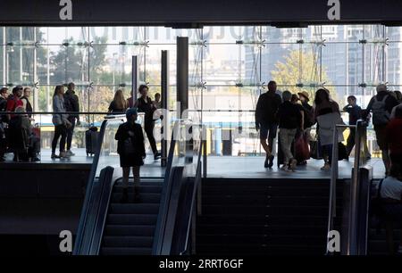 Berlin, Allemagne. 09 septembre 2023. Les voyageurs sont en déplacement à la gare centrale de Berlin. Après un incendie criminel présumé, les passagers ferroviaires doivent encore s'attendre à des restrictions sur la ligne de chemin de fer entre Hambourg et Berlin samedi. Des auteurs inconnus ont mis le feu à trois puits de câbles sur les lignes de chemin de fer. Crédit : Paul Zinken/dpa/Alamy Live News Banque D'Images