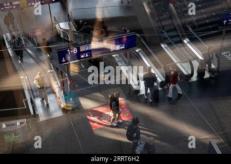 Berlin, Allemagne. 09 septembre 2023. Les voyageurs sont en déplacement à la gare centrale de Berlin. Après un incendie criminel présumé, les passagers ferroviaires doivent encore s'attendre à des restrictions sur la ligne de chemin de fer entre Hambourg et Berlin samedi. Des auteurs inconnus ont mis le feu à trois puits de câbles sur les lignes de chemin de fer. Crédit : Paul Zinken/dpa/Alamy Live News Banque D'Images